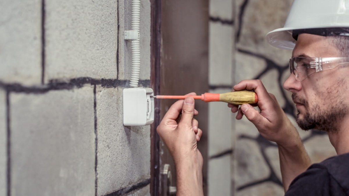 Real estate agent and handyman reviewing a vacant Orlando listing during a maintenance visit